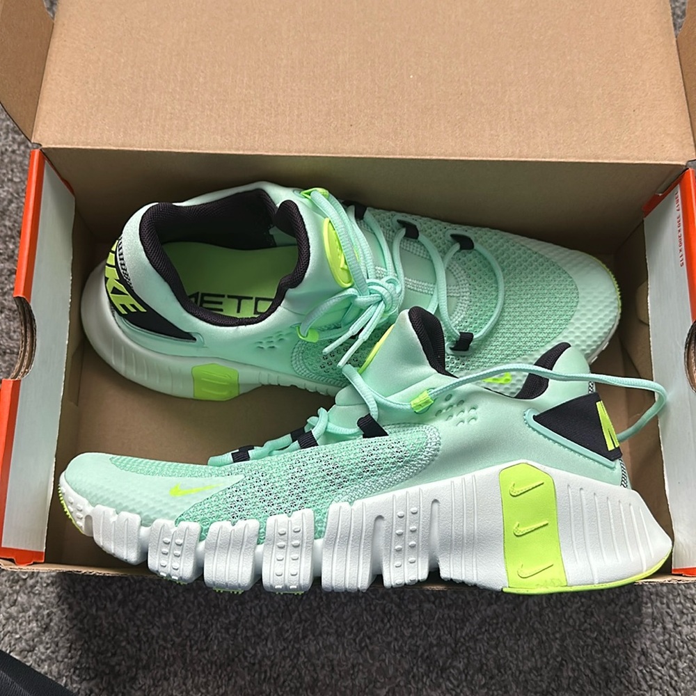 Nike Free Metcon 4 "Mint Foam/Ghost Green/Barely Green"
Size 11